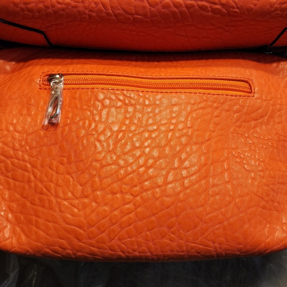 A small purse inside another bigger purse - Picture 6 of 6